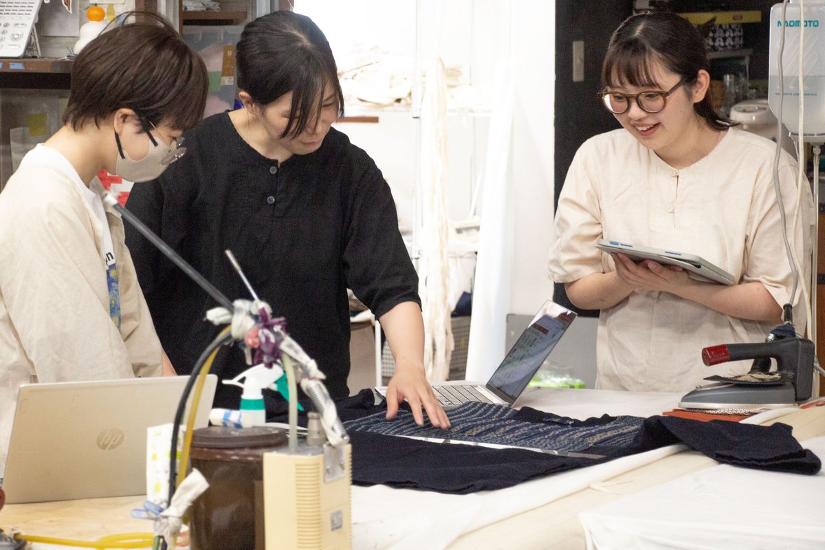 工場での検品・打合せの様子